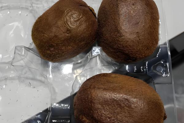 猕猴桃烂了有什么变化，外表颜色会逐渐变成黑色