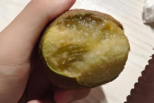 猕猴桃烂了有什么变化，外表颜色会逐渐变成黑色