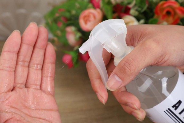 猫咪尿味太重如何清除，开窗透气可以有效去除