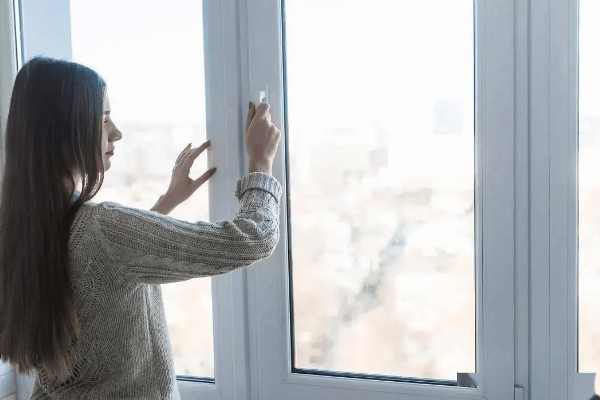 猫咪尿味太重如何清除，开窗透气可以有效去除