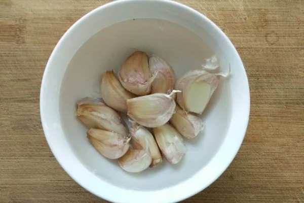 蒜黄怎么种植,摆好蒜种再覆盖细沙土