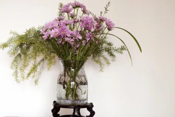 简易的醒花方法，修剪花枝底部后放入水桶中