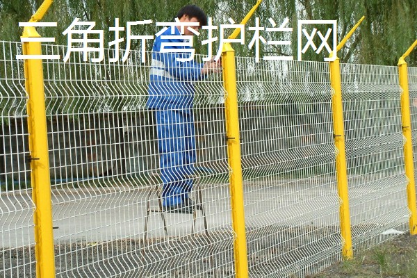 护栏网的规格，双边护栏网的尺寸大多是1.8×3米