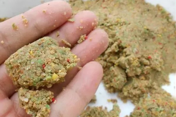 钓鲤鱼用什么窝料，用带有甜味的窝料最好