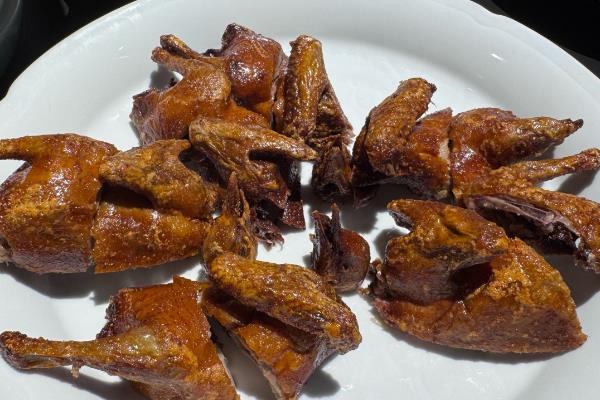 乳鸽与鸽子的区别，外观和吃法均不同