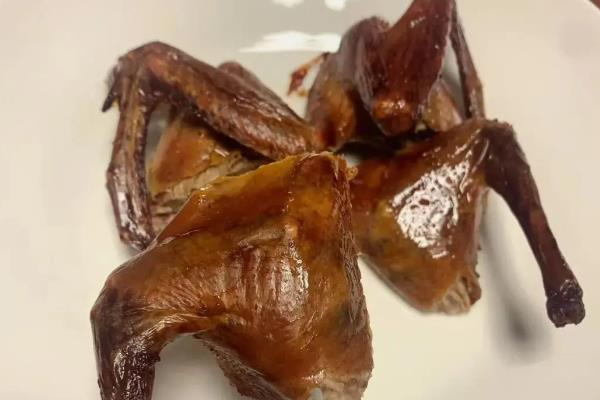 乳鸽与鸽子的区别，外观和吃法均不同