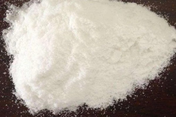 怎么使用碳酸氢铵，底施时先施在地面再翻入土壤中