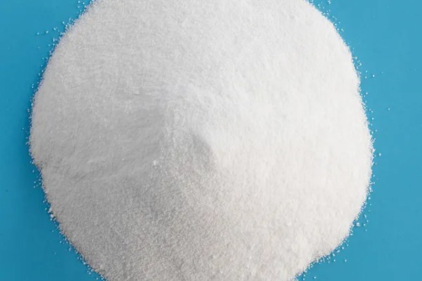 怎么使用碳酸氢铵，底施时先施在地面再翻入土壤中