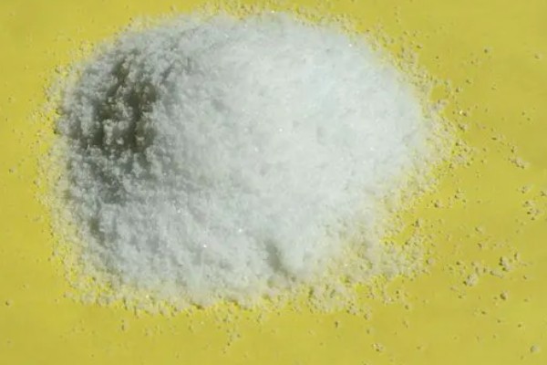 怎么使用碳酸氢铵，底施时先施在地面再翻入土壤中