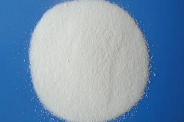 怎么使用碳酸氢铵，底施时先施在地面再翻入土壤中