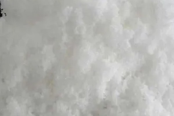 怎么使用碳酸氢铵，底施时先施在地面再翻入土壤中