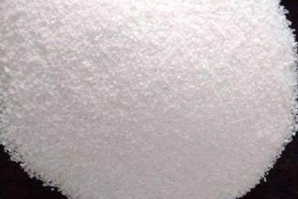 怎么使用碳酸氢铵，底施时先施在地面再翻入土壤中