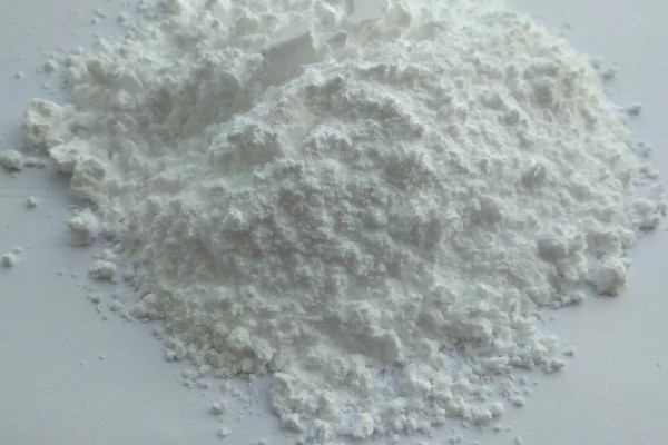 怎么使用碳酸氢铵，底施时先施在地面再翻入土壤中