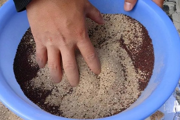 怎么使用碳酸氢铵，底施时先施在地面再翻入土壤中