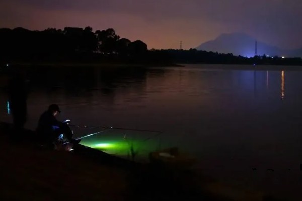 气温25℃钓鱼深度，钓1-2米深比较合适