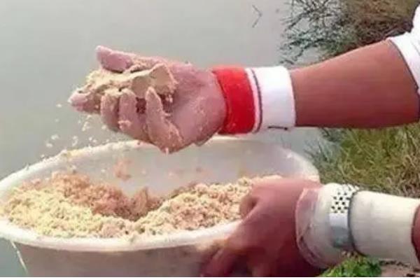 春季怎么钓草鱼，抛竿后晃动鱼竿可吸引草鱼