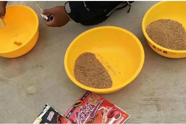 春季怎么钓草鱼，抛竿后晃动鱼竿可吸引草鱼