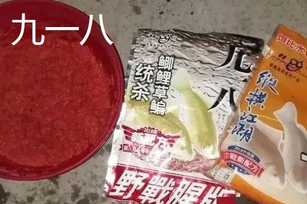 新手野钓选择哪些饵料，可使用蚯蚓、红虫、玉米等自然饵