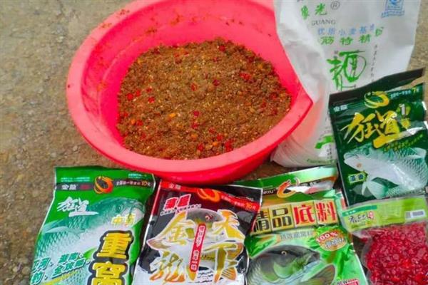 秋冬季节钓鲫鱼用什么饵料,选择腥味饵料更容易吸引鲫鱼