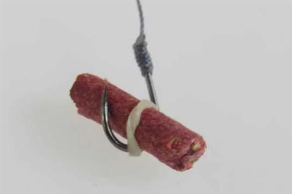 红虫饵料颗粒的挂钩方法，主要有单饵挂法、双饵挂法等4种方式