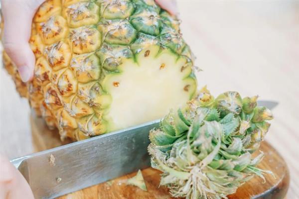 菠萝在家怎么种植，需先将菠萝头上的果肉完全去掉