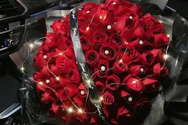 一束玫瑰花的价格，花朵的支数会影响售价