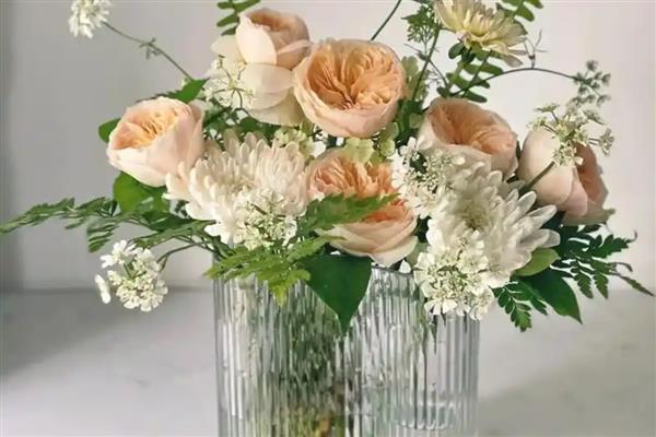 插花后的保养方法，夏季每隔1-2天换一次水