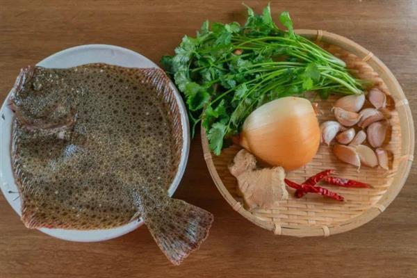 多宝鱼的处理方法，划开肚子再掏出内脏