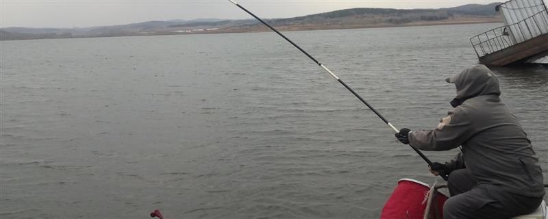 钓鱼时总是顶漂不见黑漂的原因,钓得太钝、饵料太硬、钓点太浅都会导致