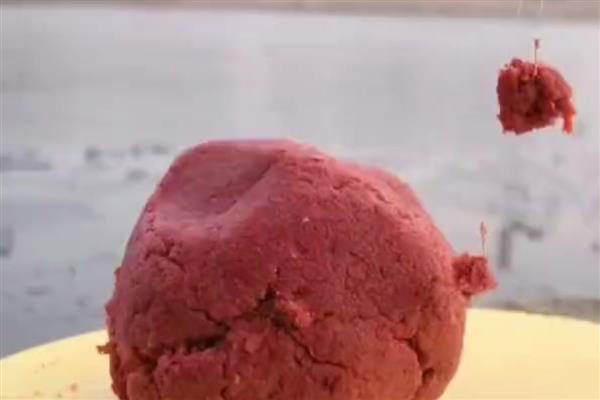 钓鱼时总是顶漂不见黑漂的原因，钓得太钝、饵料太硬、钓点太浅都会导致