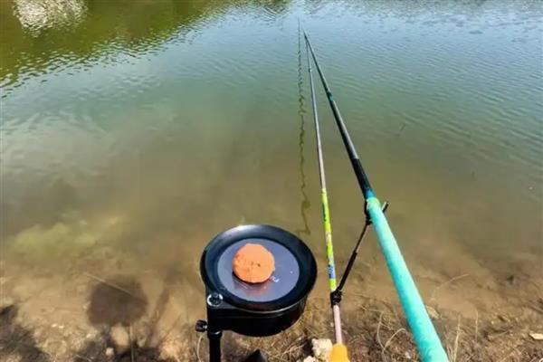 钓鱼时总是顶漂不见黑漂的原因，钓得太钝、饵料太硬、钓点太浅都会导致