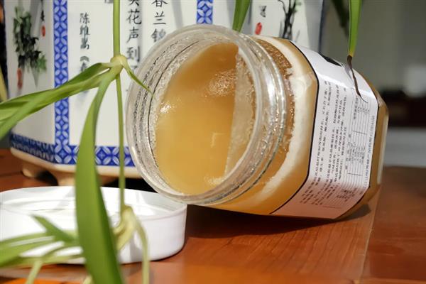 白蜜和蜂蜜的区别，定义和蜜源均不同