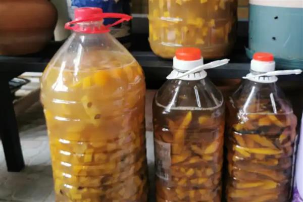 农用酵素的制作方式,原料为红糖、水果原浆等