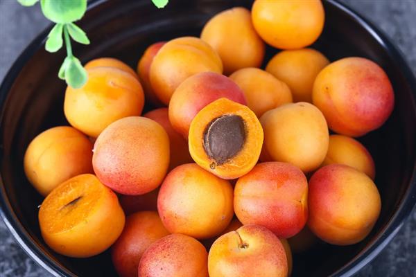 夏季的水果有哪些，有西瓜、芒果、桃子、葡萄等