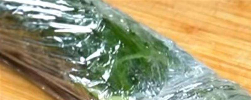黄瓜怎么保存时间长，可以用保鲜膜封口或用盐水浸泡