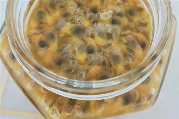 百香果的储存长期的方式，可以直接放到冰箱里冷藏