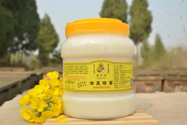 油菜花蜜的简介，是蜜蜂用油菜的花蜜酿制而成