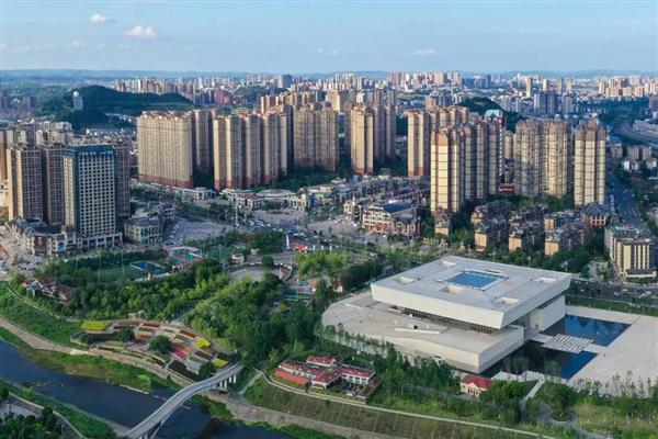 四川省南充市的特产，有西凤脐橙、南充丝绸等