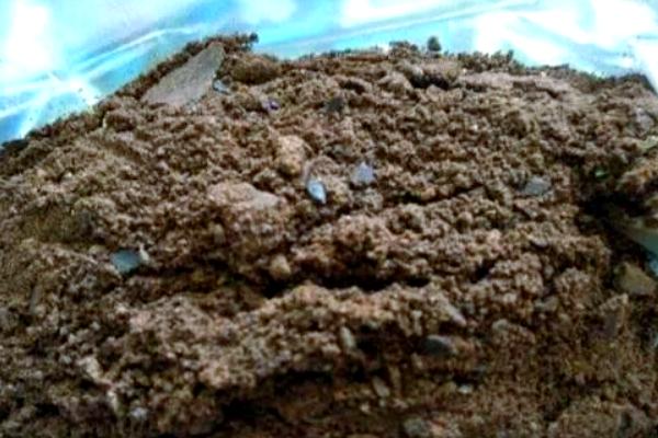 用油饼做肥料的方法，粉碎后装入容器中并加水发酵