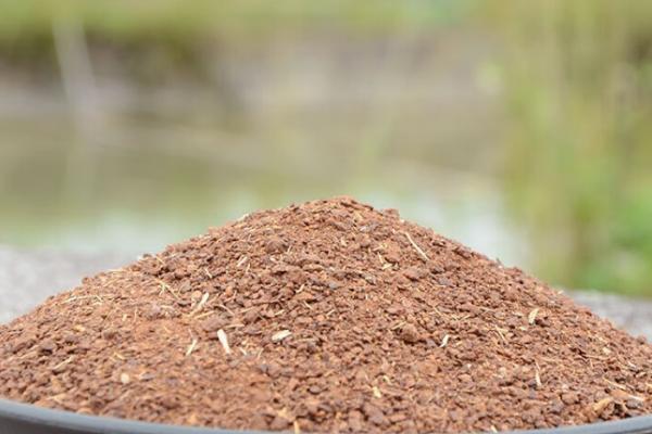 用油饼做肥料的方法，粉碎后装入容器中并加水发酵