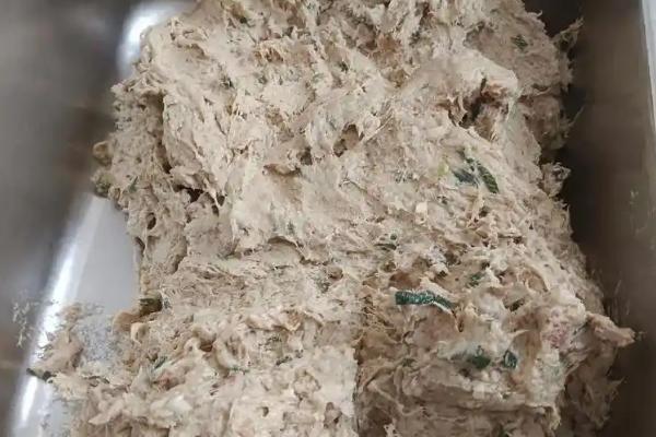 用油饼做肥料的方法，粉碎后装入容器中并加水发酵