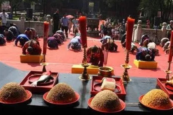 大暑节气的习俗，主要有喝伏茶、烧伏香、晒伏姜