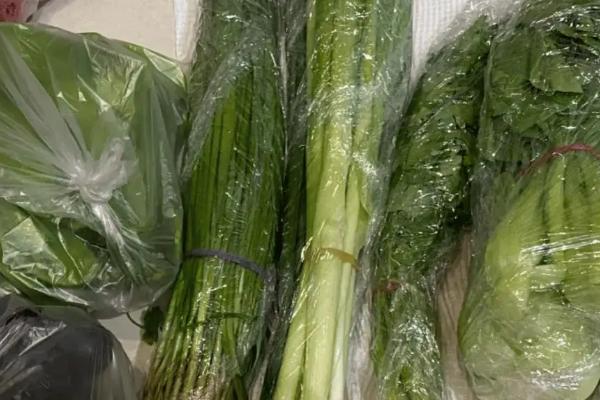 如何去除生菜苦味，可以切段后在清水中浸泡