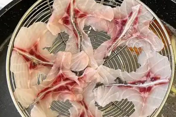 脆肉皖鱼与草鱼的区别,主要在于口感和食性不同