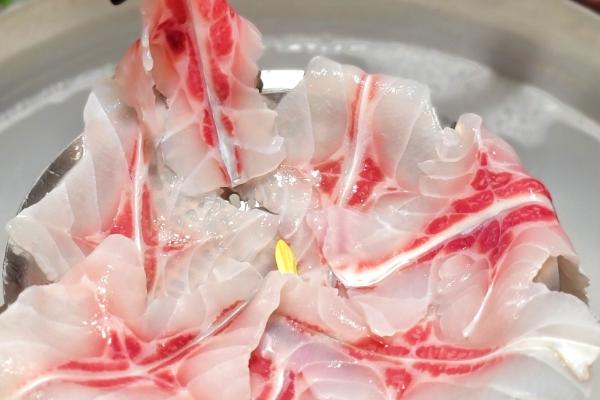 脆肉皖鱼与草鱼的区别,主要在于口感和食性不同