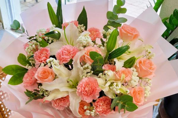 在法国赠送康乃馨的含义，与法语中魔鬼的发音相似代表怨恨嫉妒