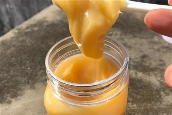 结晶的土蜂蜜呈哪种颜色，大多是浅黄色或乳黄色油脂状