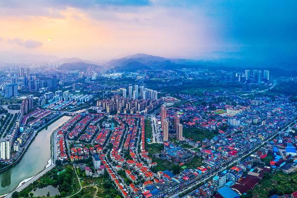 江西省龙南市的特产，有紫皮大蒜、龙南珍珠汤等