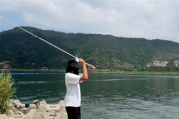 怎么垂钓鲫鱼，尽量选择水草区、入水口等位置作钓