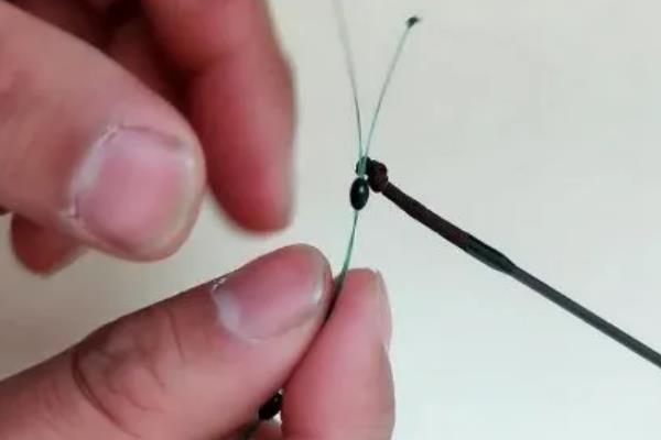 鱼线绑铅坠的方法，将铅坠从末端穿入鱼线中